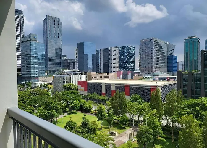 Luxury @ Bgc Sleeps 6 Comfortably Fast Wifi Pool!