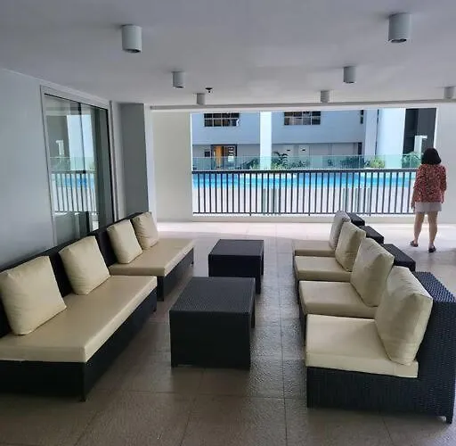 Luxury @ Bgc Sleeps 6 Comfortably Fast Wifi Pool!