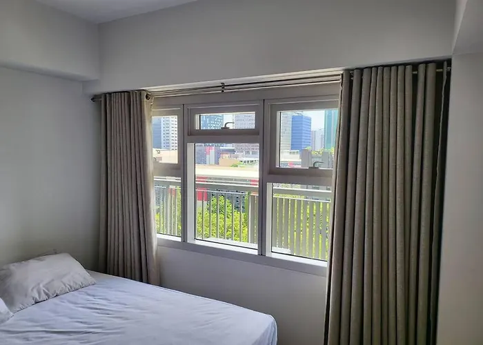 Luxury @ Bgc Sleeps 6 Comfortably Fast Wifi Pool!