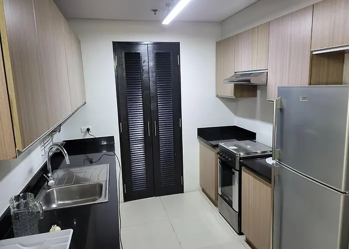 Luxury @ Bgc Sleeps 6 Comfortably Fast Wifi Pool!